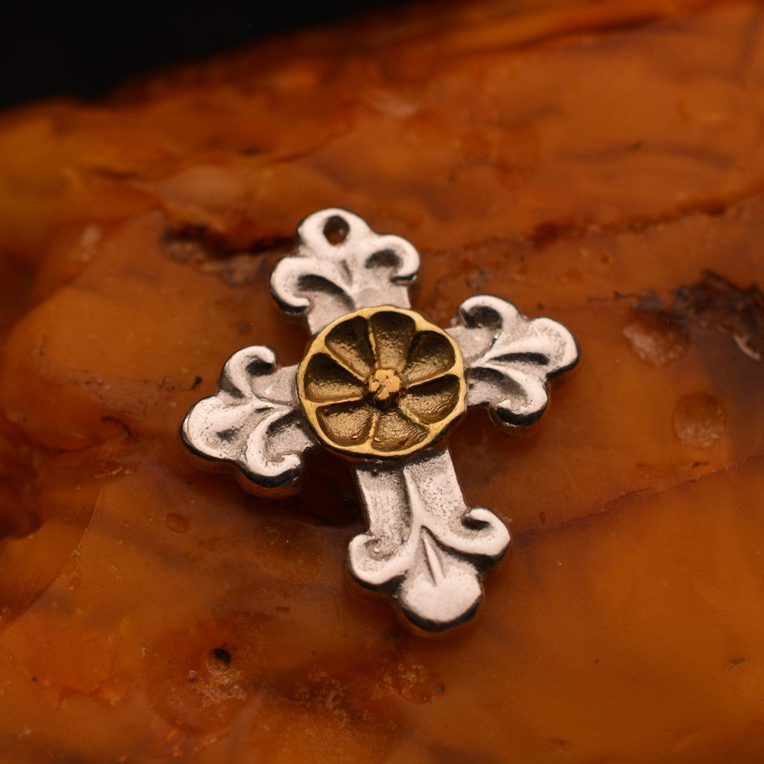 „Verziertes Kreuz mit Blume“ – handpolierter Anhänger aus 925er Silber mit goldfarbenen Akzenten, Symbol für Schutz, Harmonie und inneren Frieden | Art Diva
