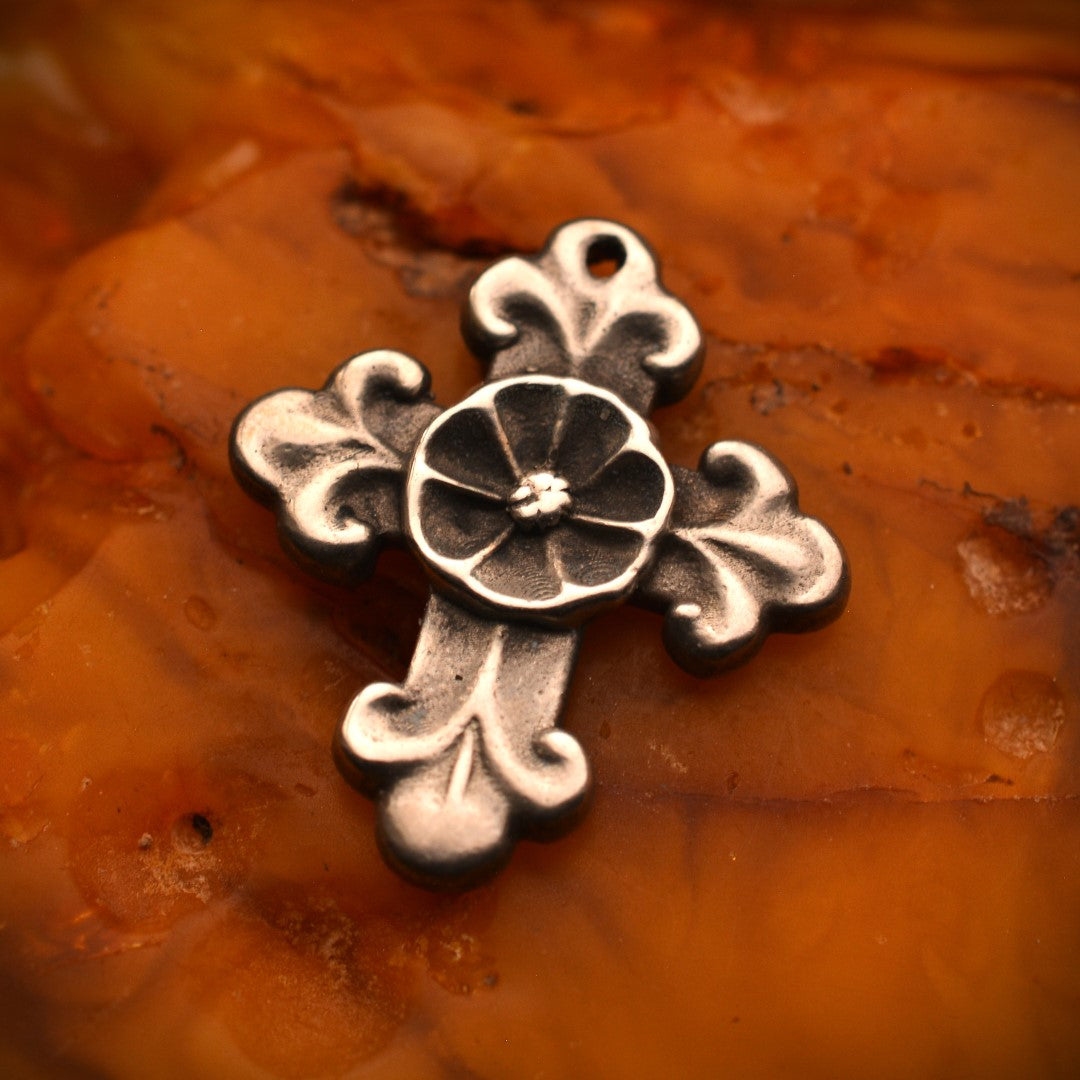 „Verziertes Kreuz mit Blume“ – oxidierter Anhänger aus 925er Silber, Symbol für Schutz, Harmonie und inneren Frieden, Skulpturenschmuck im Boho- und rustikalen Stil | Art Diva