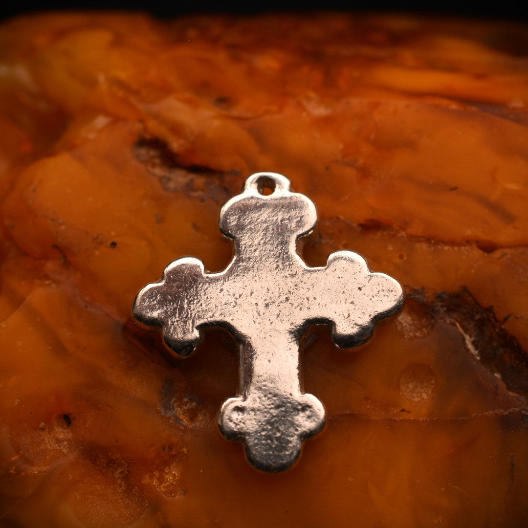„Verziertes Kreuz mit Blume“ – handpolierter Anhänger aus 925er Silber mit goldfarbenen Akzenten, Symbol für Schutz, Harmonie und inneren Frieden | Art Diva