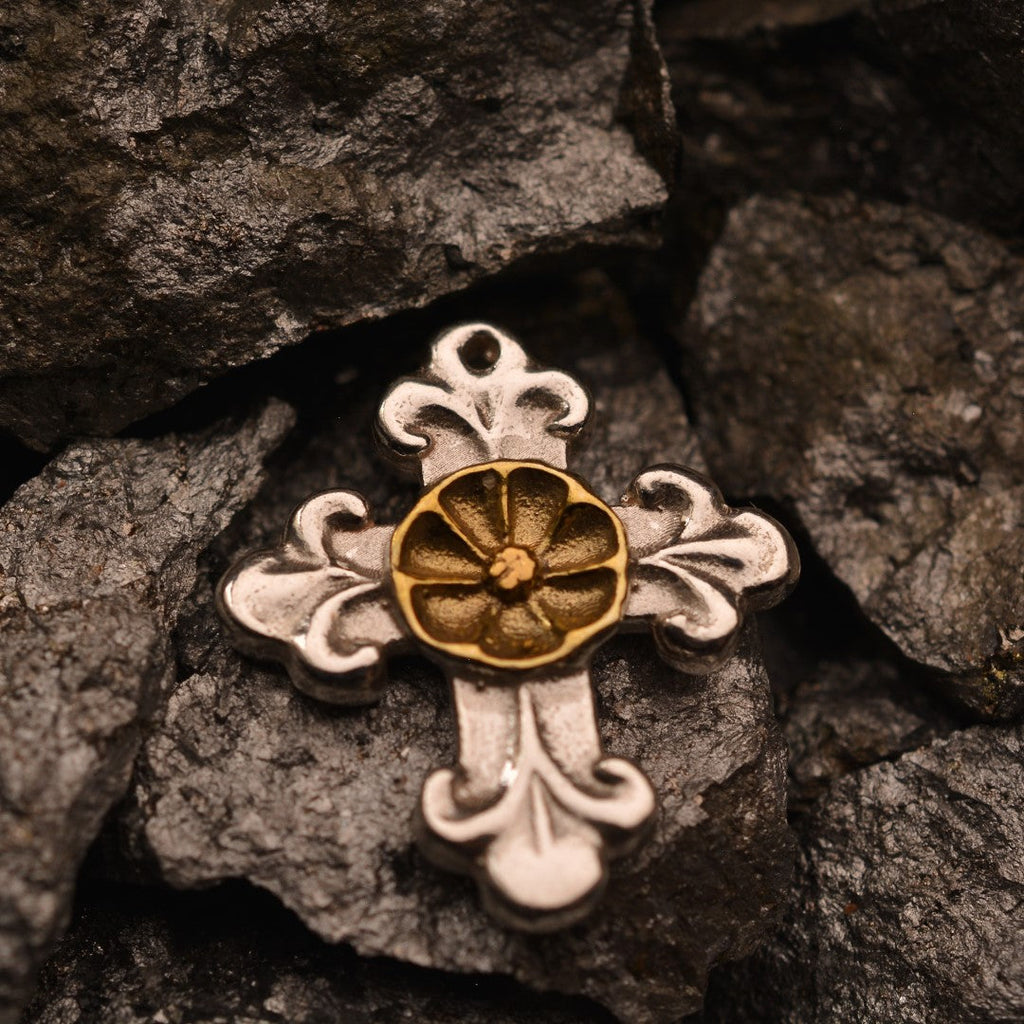 „Verziertes Kreuz mit Blume“ – handpolierter Anhänger aus 925er Silber mit goldfarbenen Akzenten, Symbol für Schutz, Harmonie und inneren Frieden | Art Diva