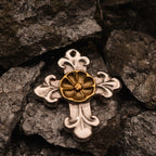 „Verziertes Kreuz mit Blume“ – handpolierter Anhänger aus 925er Silber mit goldfarbenen Akzenten, Symbol für Schutz, Harmonie und inneren Frieden | Art Diva
