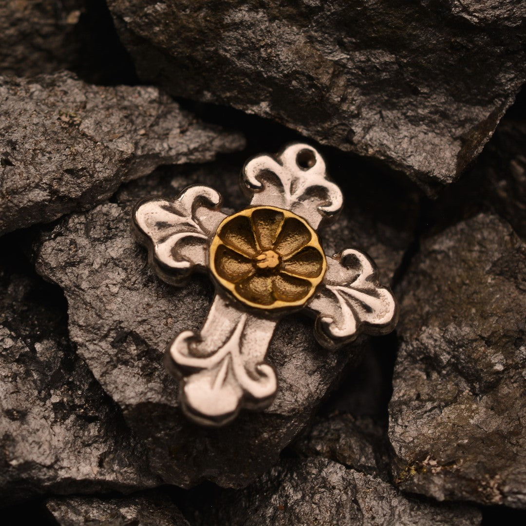 „Verziertes Kreuz mit Blume“ – handpolierter Anhänger aus 925er Silber mit goldfarbenen Akzenten, Symbol für Schutz, Harmonie und inneren Frieden | Art Diva
