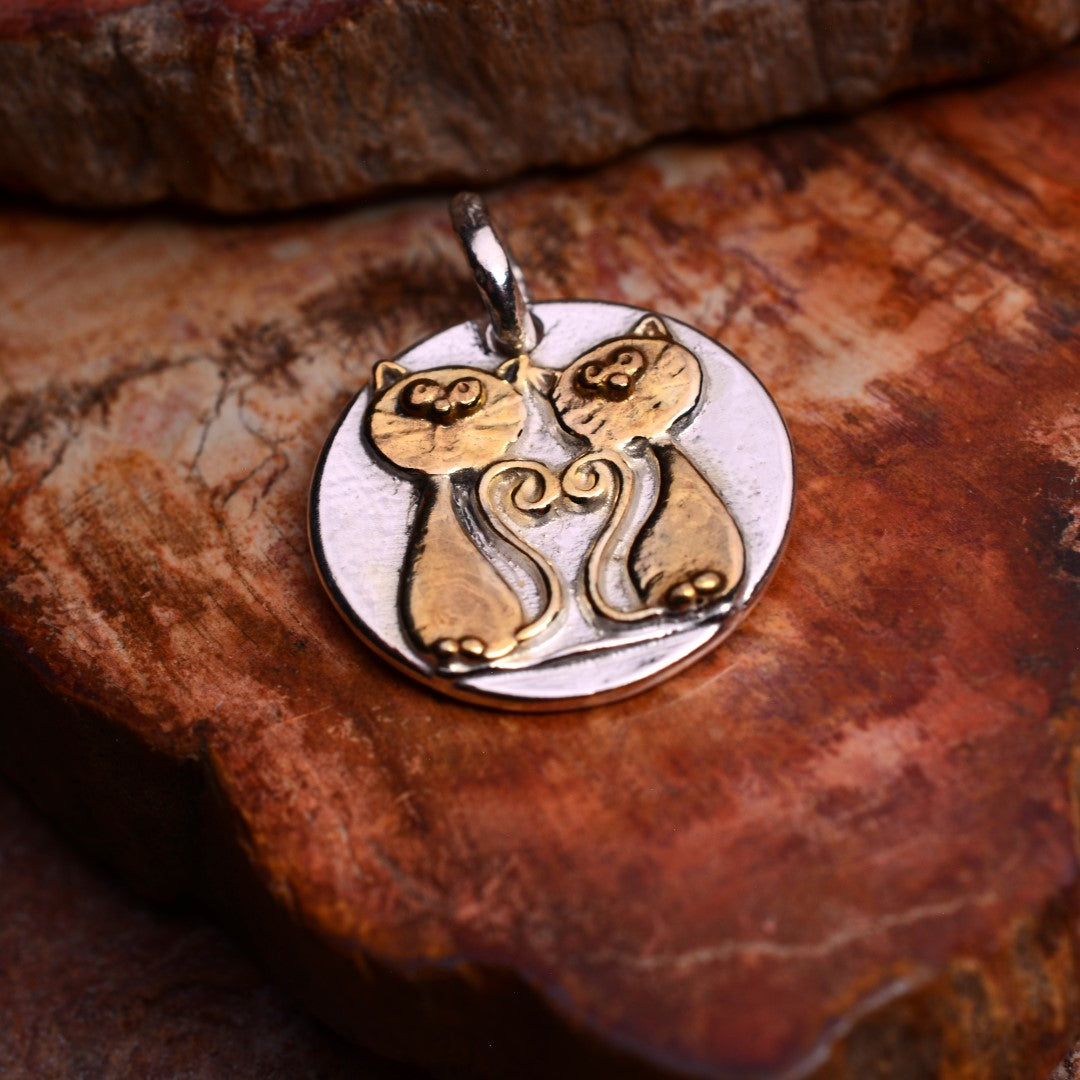 „Verliebte Kätzchen“-Anhänger aus 925er Silber mit goldenen Akzenten – kleines Symbol der Liebe | Art Diva