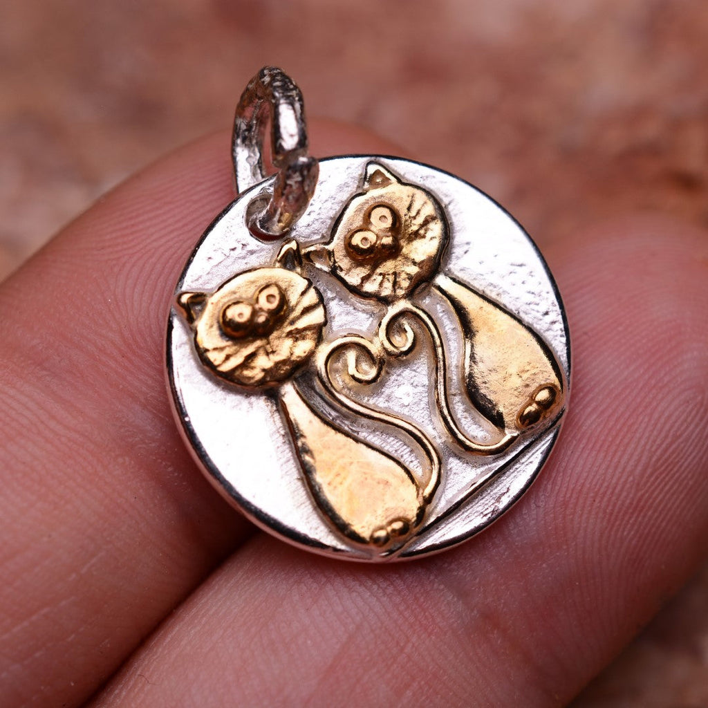 „Verliebte Kätzchen“-Anhänger aus 925er Silber mit goldenen Akzenten – kleines Symbol der Liebe | Art Diva