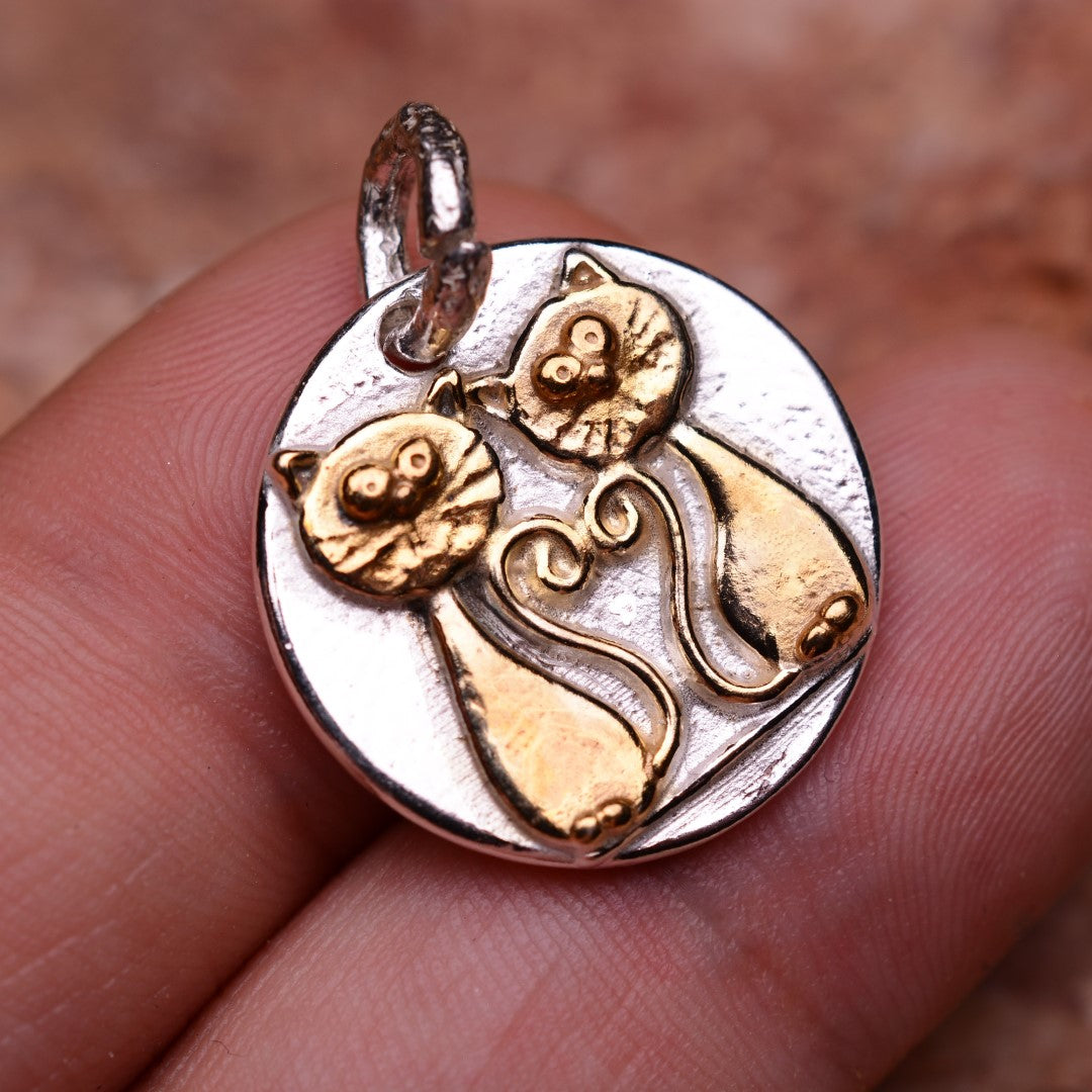 „Verliebte Kätzchen“-Anhänger aus 925er Silber mit goldenen Akzenten – kleines Symbol der Liebe | Art Diva