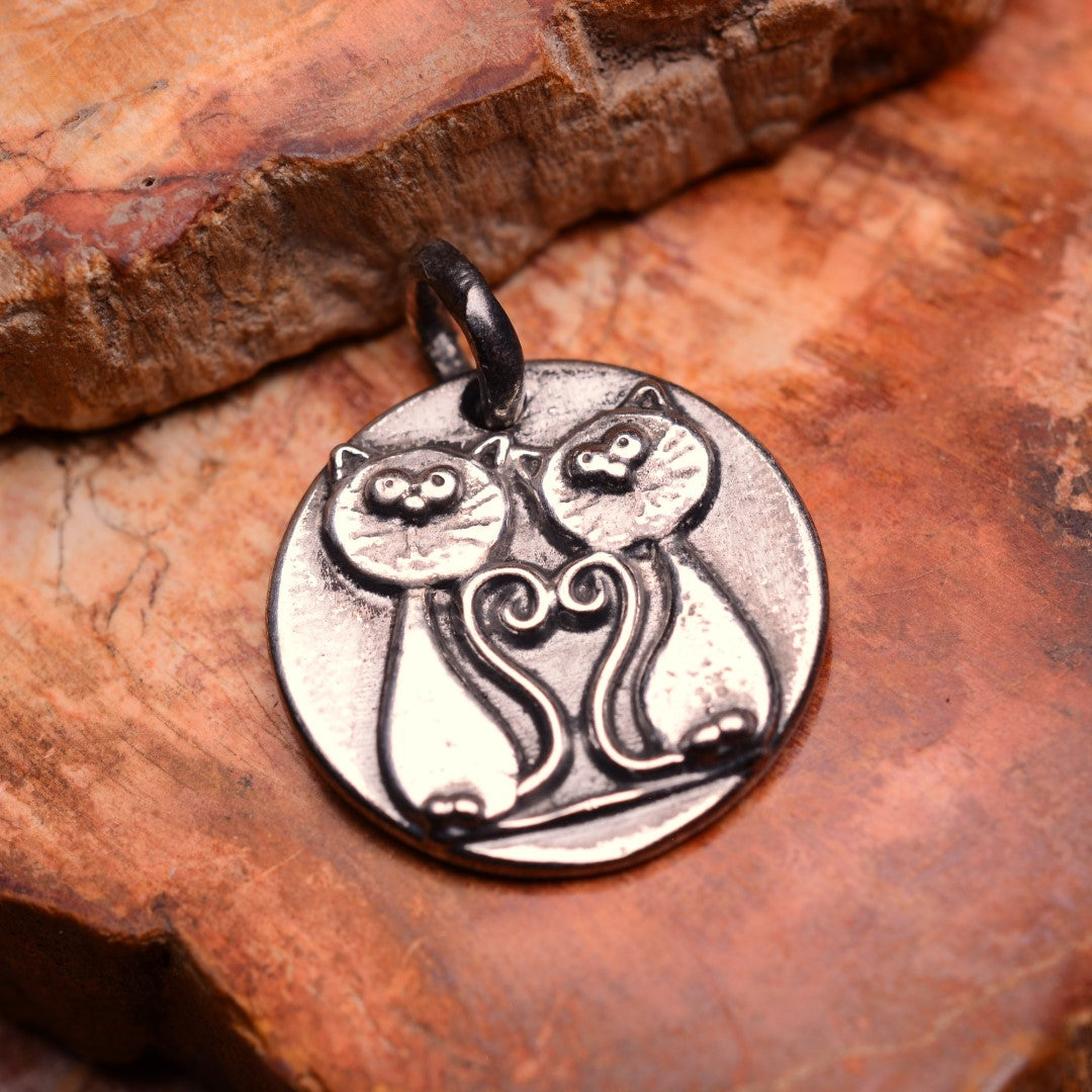 „Verliebte Kätzchen“-Anhänger aus 925er Silber – oxidierter Talisman der Liebe | Art Diva