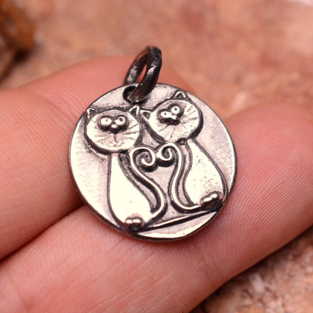 „Verliebte Kätzchen“-Anhänger aus 925er Silber – oxidierter Talisman der Liebe | Art Diva