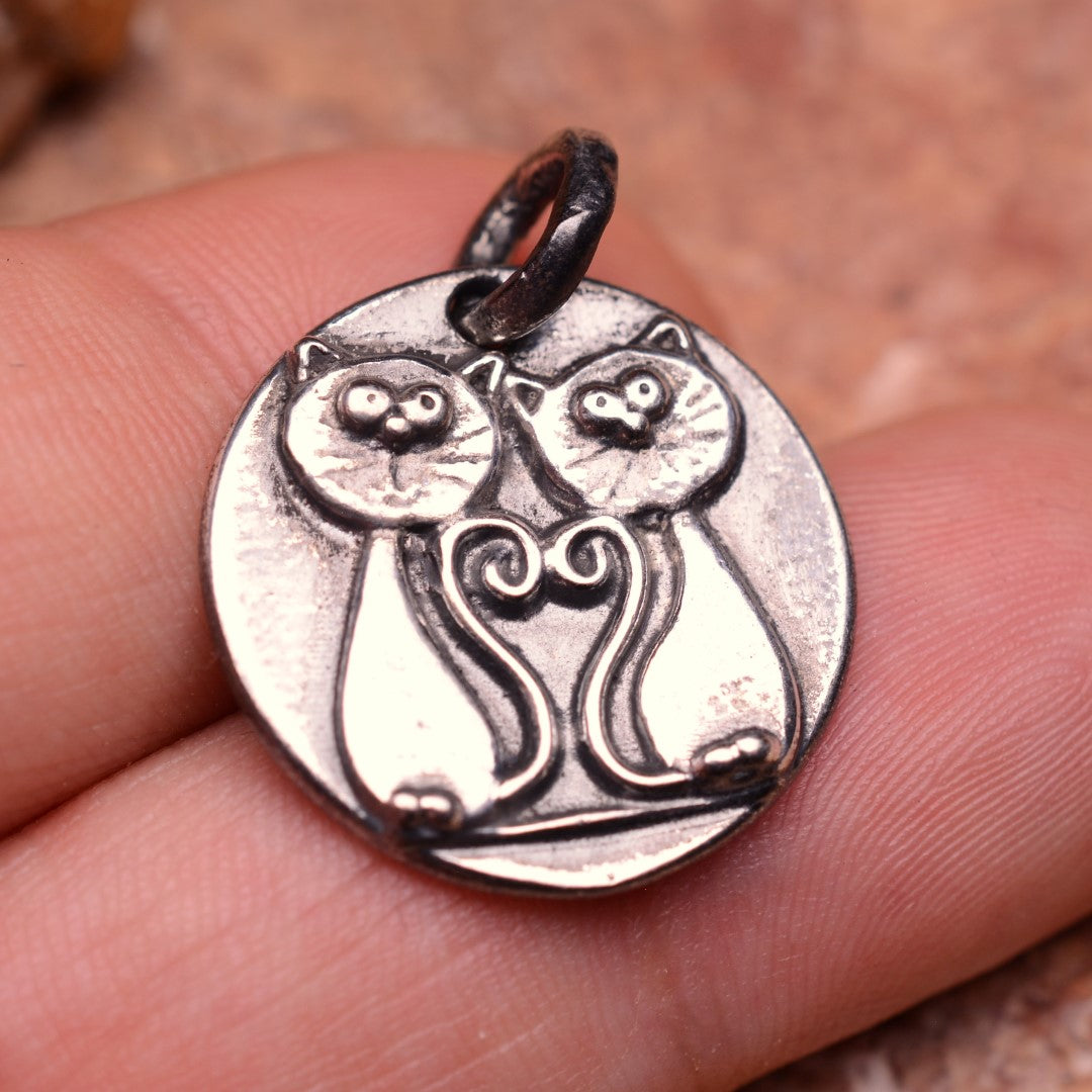 „Verliebte Kätzchen“-Anhänger aus 925er Silber – oxidierter Talisman der Liebe | Art Diva