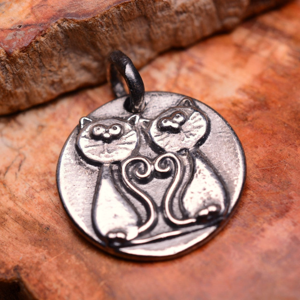 „Verliebte Kätzchen“-Anhänger aus 925er Silber – oxidierter Talisman der Liebe | Art Diva