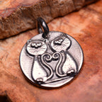„Verliebte Kätzchen“-Anhänger aus 925er Silber – oxidierter Talisman der Liebe | Art Diva