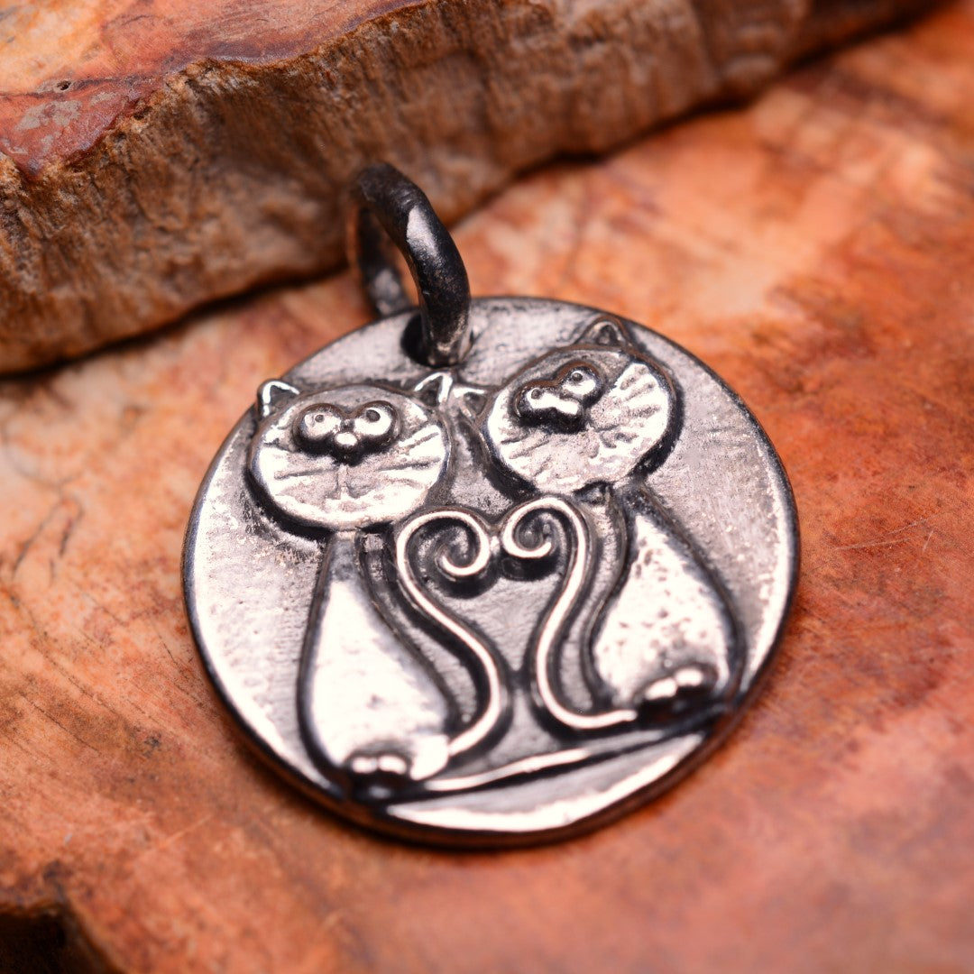 „Verliebte Kätzchen“-Anhänger aus 925er Silber – oxidierter Talisman der Liebe | Art Diva