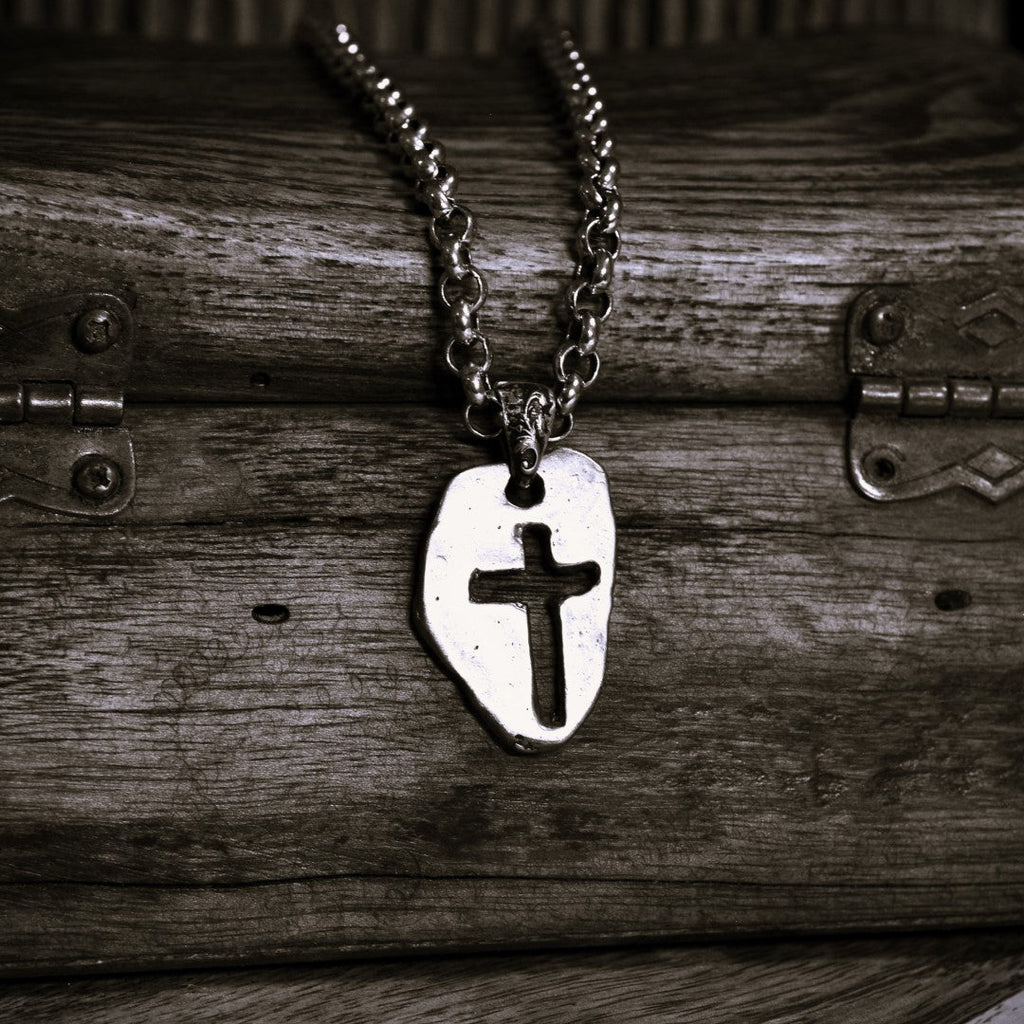 „Massives Kreuz“ – oxidierter Herren-Anhänger aus 925er Silber, Talisman für Stärke und spirituellen Schutz, Schmuck im Boho- und rustikalen Stil | Art Diva