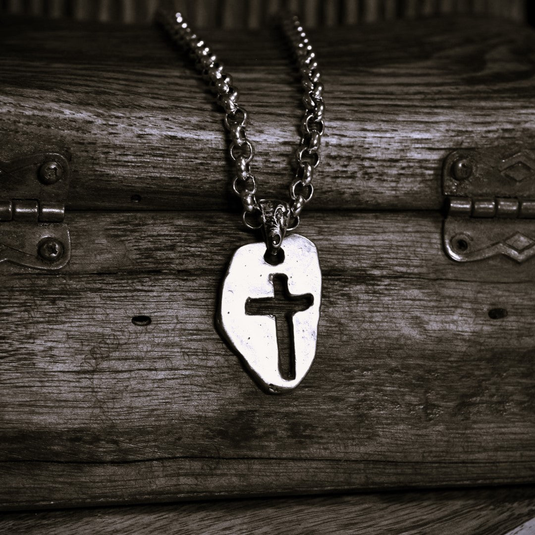 „Massives Kreuz“ – oxidierter Herren-Anhänger aus 925er Silber, Talisman für Stärke und spirituellen Schutz, Schmuck im Boho- und rustikalen Stil | Art Diva