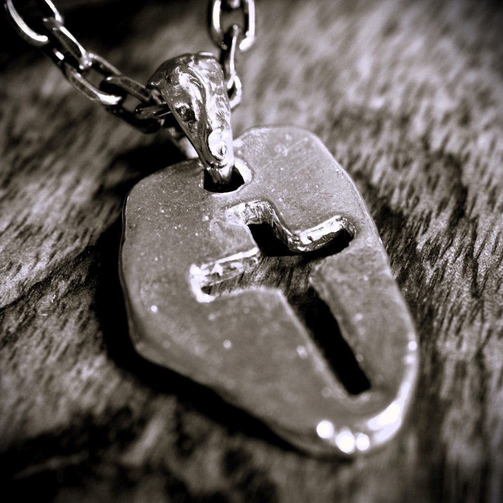 „Massives Kreuz“ – handpolierter Herren-Anhänger aus 925er Silber, Talisman für Stärke, Widerstandskraft und Schutz, Skulpturenschmuck im Boho- und rustikalen Stil | Art Diva