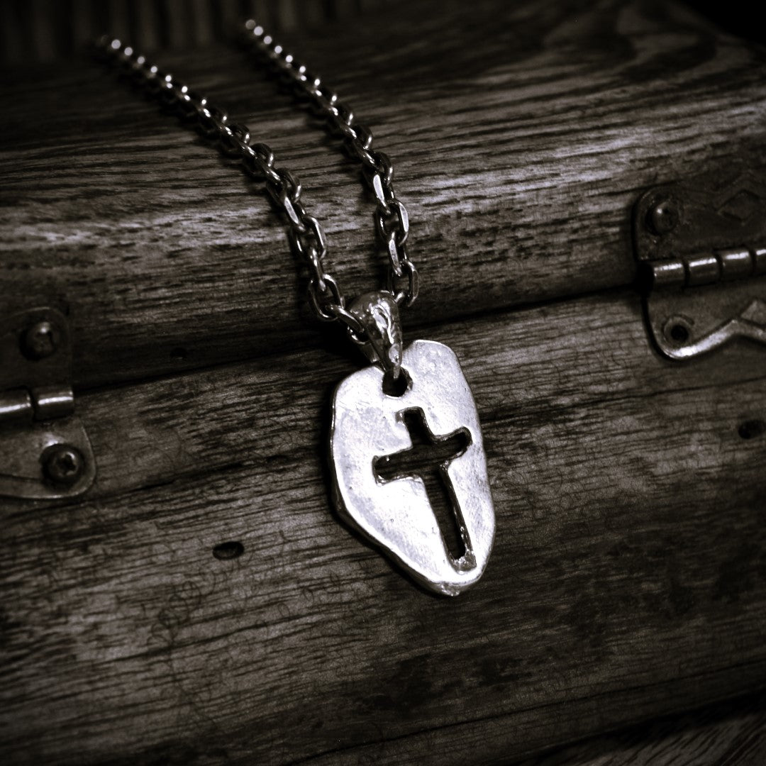 „Massives Kreuz“ – handpolierter Herren-Anhänger aus 925er Silber, Talisman für Stärke, Widerstandskraft und Schutz, Skulpturenschmuck im Boho- und rustikalen Stil | Art Diva