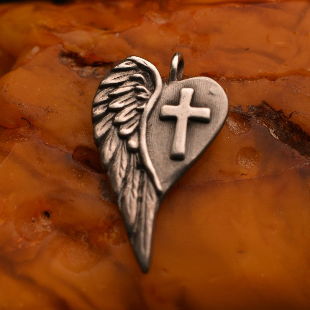 „Herz mit Kreuz und Engelsflügel“-Anhänger aus 925er Silber – Talisman für Schutz, Liebe und innere Stärke, oxidierter Schmuck im Boho- und rustikalen Stil | Art Diva
