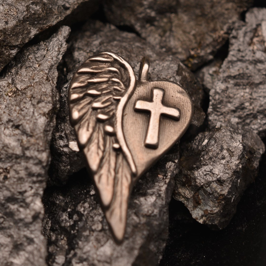 „Herz mit Kreuz und Engelsflügel“-Anhänger aus 925er Silber – Talisman für Schutz, Liebe und innere Stärke, oxidierter Schmuck im Boho- und rustikalen Stil | Art Diva