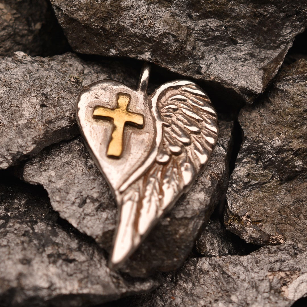 „Herz mit Kreuz und Engelsflügel“-Anhänger aus 925er Silber mit goldfarbenen Akzenten – handpolierter Talisman für Schutz, Liebe und innere Stärke | Art Diva