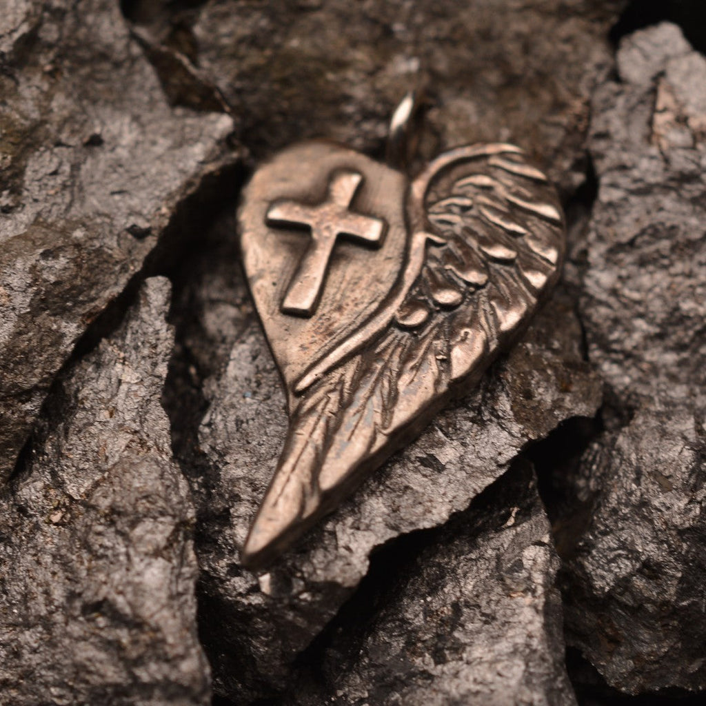 „Herz mit Kreuz und Engelsflügel“-Anhänger aus 925er Silber – Talisman für Schutz, Liebe und innere Stärke, oxidierter Schmuck im Boho- und rustikalen Stil | Art Diva