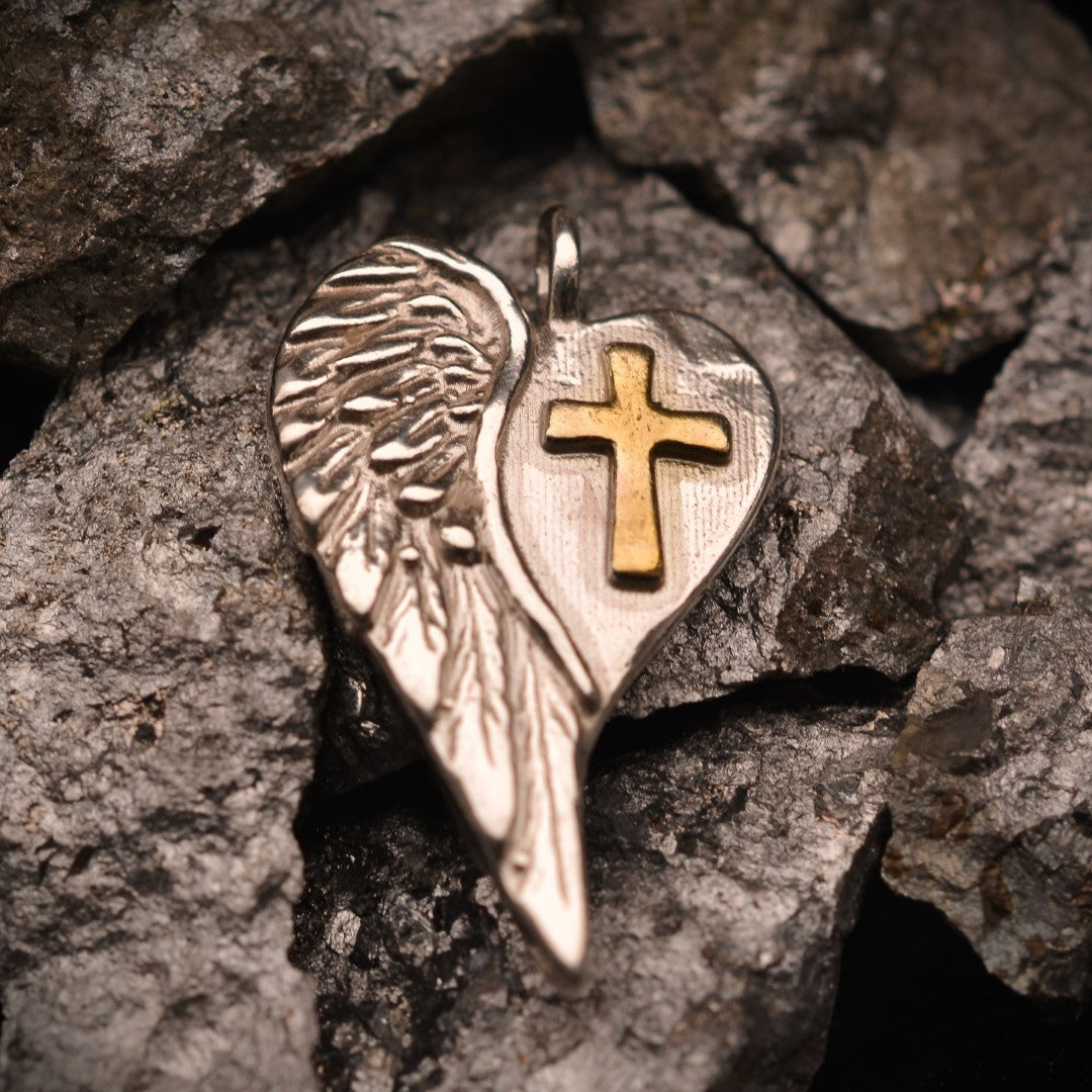 „Herz mit Kreuz und Engelsflügel“-Anhänger aus 925er Silber mit goldfarbenen Akzenten – handpolierter Talisman für Schutz, Liebe und innere Stärke | Art Diva