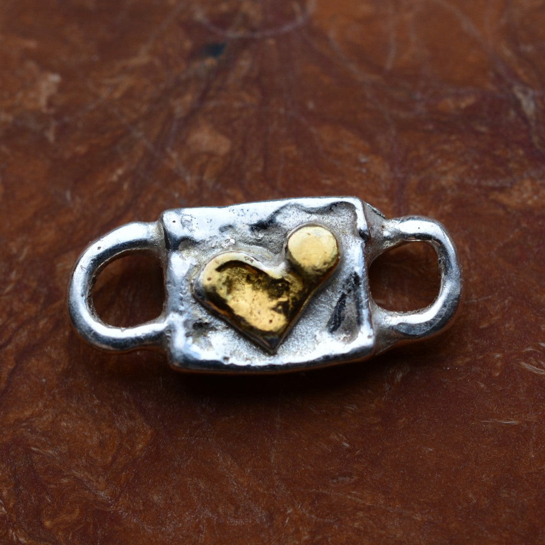 „Herz“-Zwischenelement für Armbänder aus 925er Silber mit vergoldetem Herz – handgefertigter Liebestalisman, Skulpturenschmuck im Boho- und rustikalen Stil, Kollektion „Glanz“ | Art Diva
