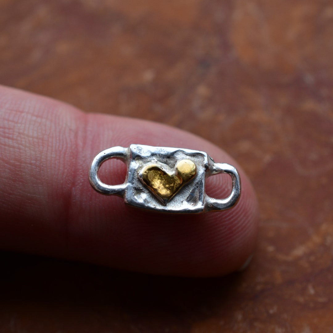 „Herz“-Zwischenelement für Armbänder aus 925er Silber mit vergoldetem Herz – handgefertigter Liebestalisman, Skulpturenschmuck im Boho- und rustikalen Stil, Kollektion „Glanz“ | Art Diva