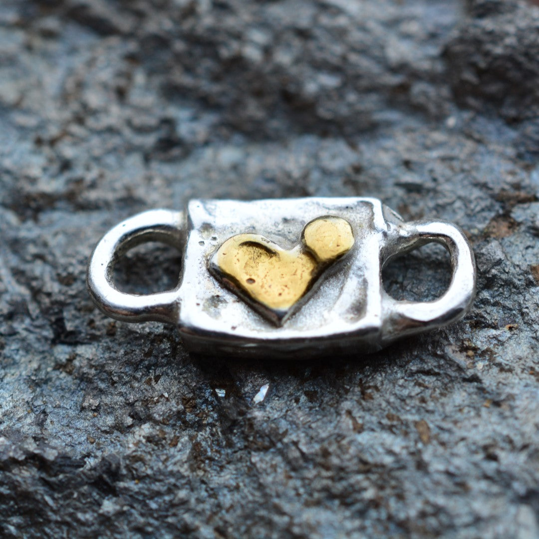 „Herz“-Zwischenelement für Armbänder aus 925er Silber mit vergoldetem Herz – handgefertigter Liebestalisman, Skulpturenschmuck im Boho- und rustikalen Stil, Kollektion „Glanz“ | Art Diva