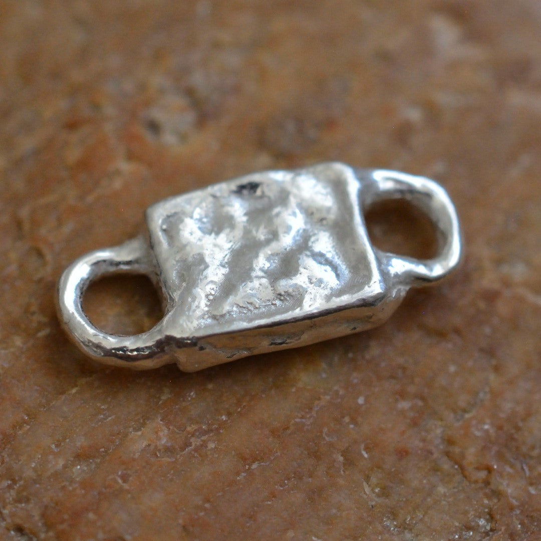 „Herz“-Zwischenelement für Armbänder aus 925er Silber mit vergoldetem Herz – handgefertigter Liebestalisman, Skulpturenschmuck im Boho- und rustikalen Stil, Kollektion „Glanz“ | Art Diva