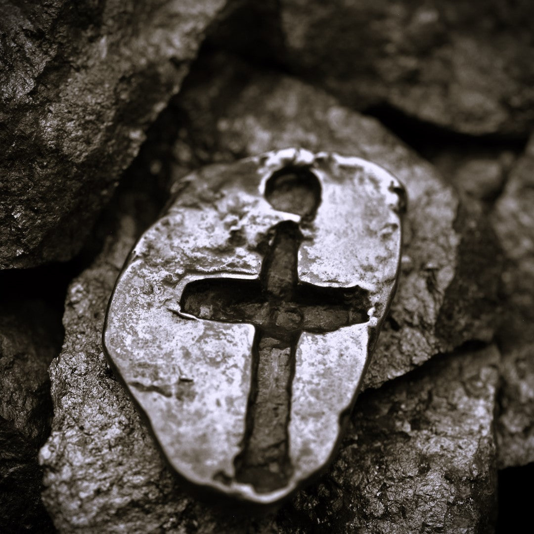 „Massives Kreuz“ – oxidierter Herren-Anhänger aus 925er Silber, Talisman für Stärke und spirituellen Schutz, Schmuck im Boho- und rustikalen Stil | Art Diva