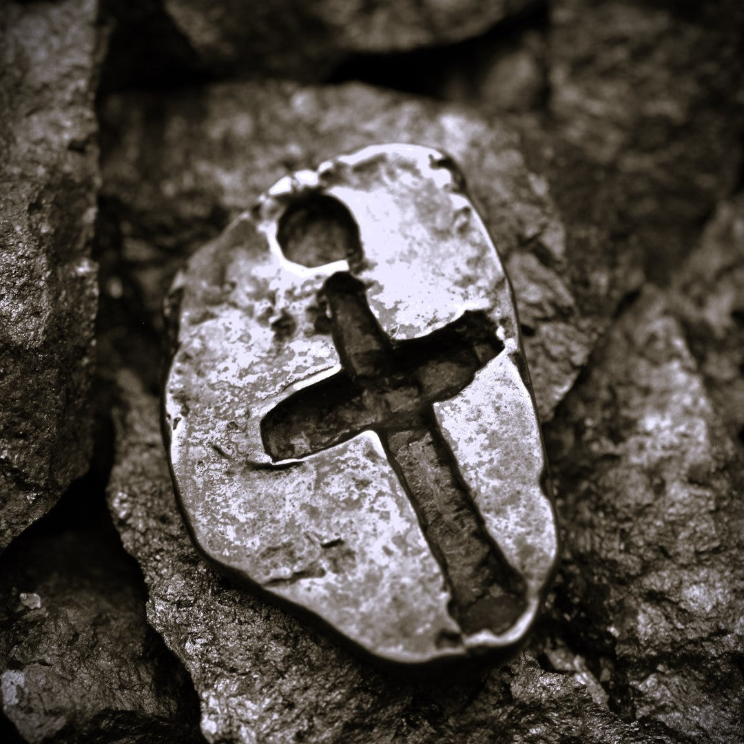 „Massives Kreuz“ – oxidierter Herren-Anhänger aus 925er Silber, Talisman für Stärke und spirituellen Schutz, Schmuck im Boho- und rustikalen Stil | Art Diva