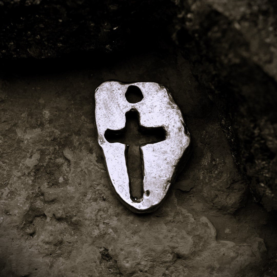 „Massives Kreuz“ – oxidierter Herren-Anhänger aus 925er Silber, Talisman für Stärke und spirituellen Schutz, Schmuck im Boho- und rustikalen Stil | Art Diva
