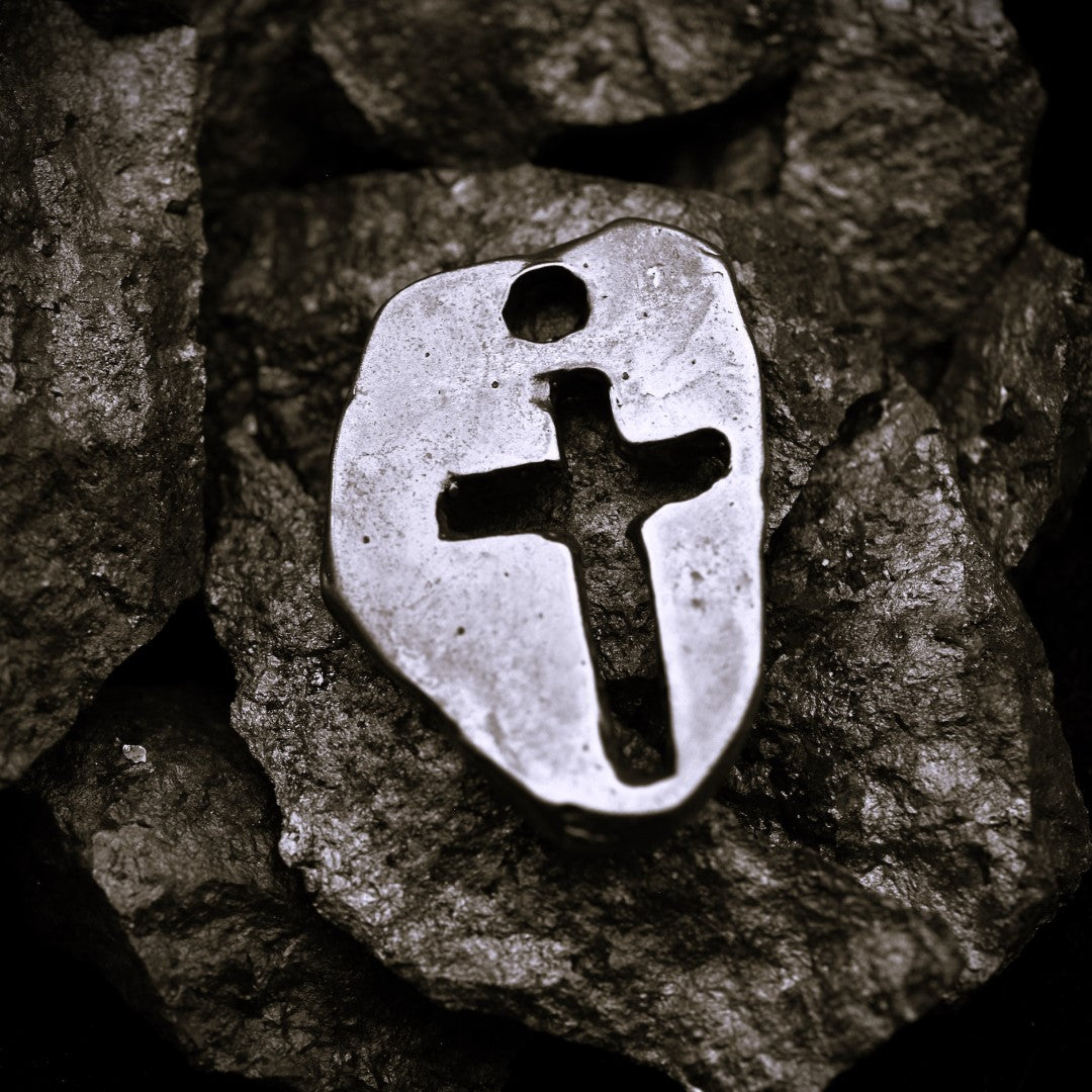„Massives Kreuz“ – oxidierter Herren-Anhänger aus 925er Silber, Talisman für Stärke und spirituellen Schutz, Schmuck im Boho- und rustikalen Stil | Art Diva