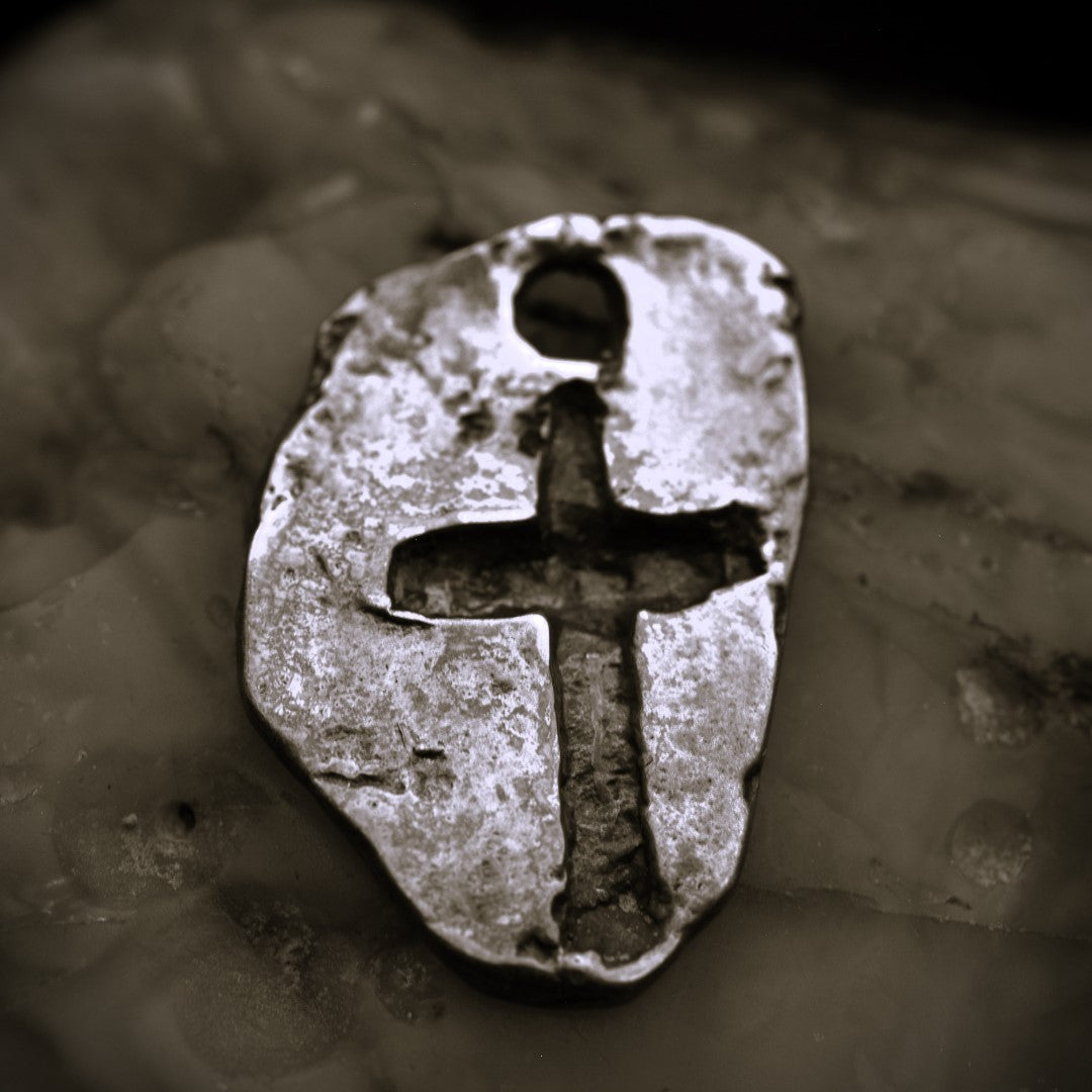 „Massives Kreuz“ – oxidierter Herren-Anhänger aus 925er Silber, Talisman für Stärke und spirituellen Schutz, Schmuck im Boho- und rustikalen Stil | Art Diva
