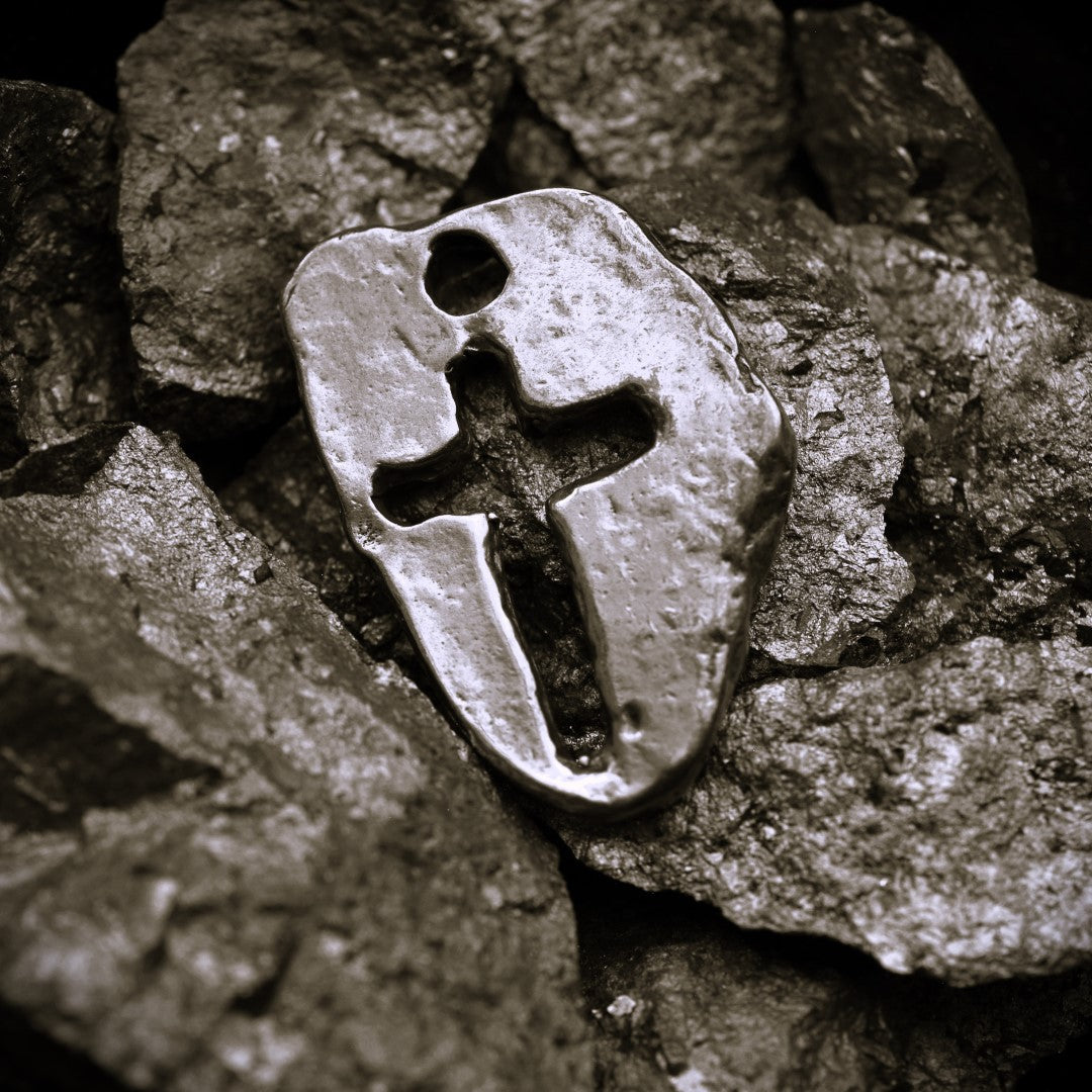 „Massives Kreuz“ – oxidierter Herren-Anhänger aus 925er Silber, Talisman für Stärke und spirituellen Schutz, Schmuck im Boho- und rustikalen Stil | Art Diva
