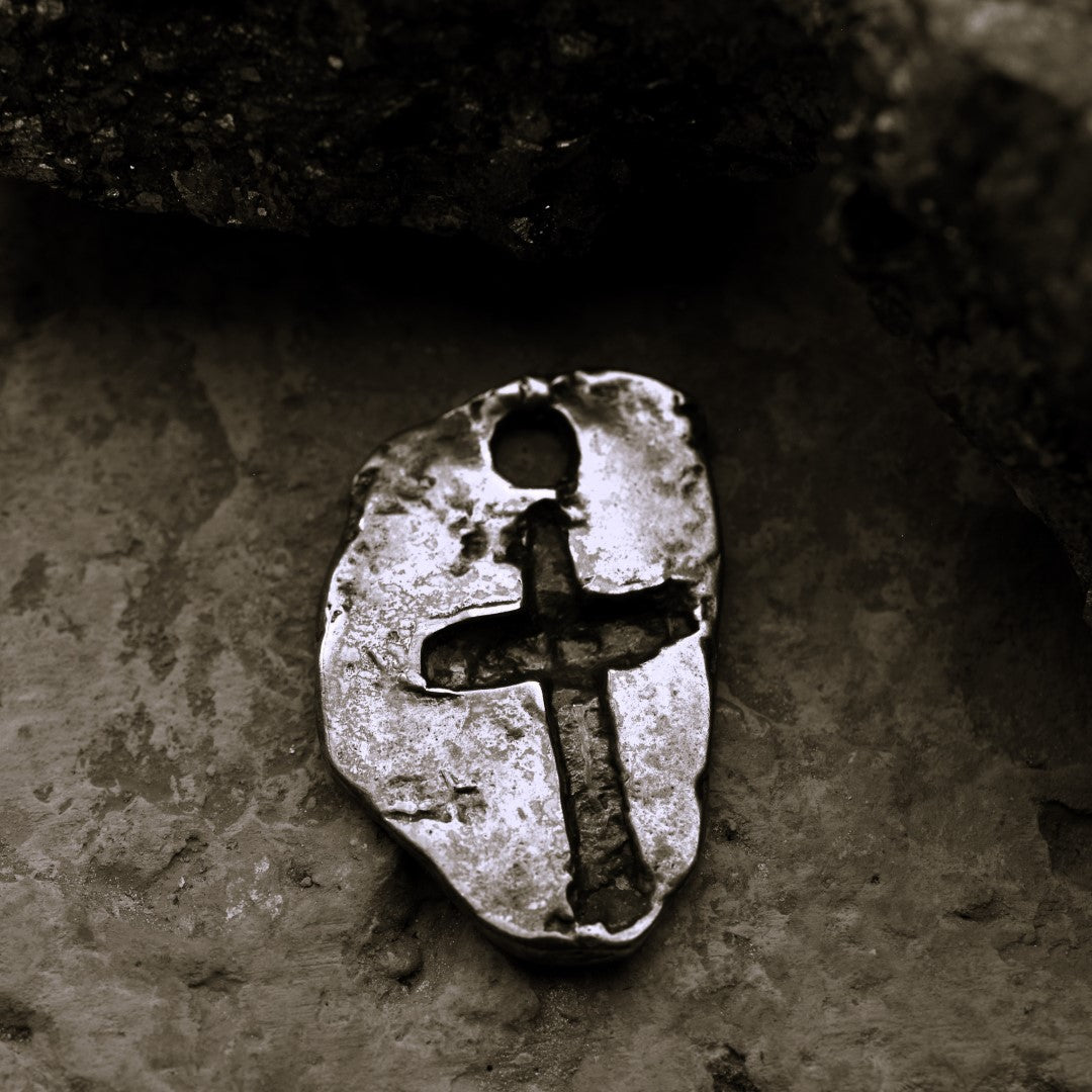„Massives Kreuz“ – oxidierter Herren-Anhänger aus 925er Silber, Talisman für Stärke und spirituellen Schutz, Schmuck im Boho- und rustikalen Stil | Art Diva