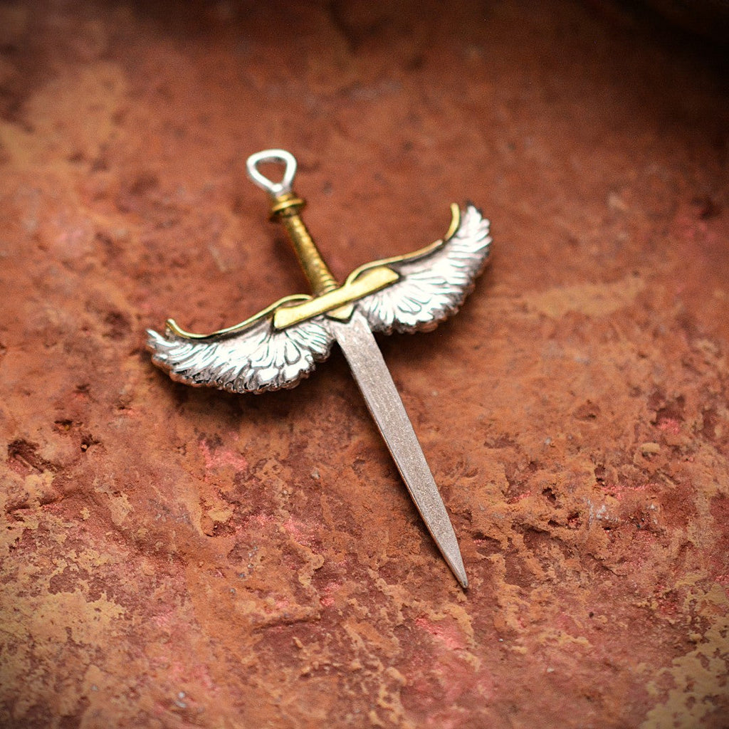„Schwert mit Engelsflügeln“-Anhänger für Herren aus 925er Silber mit goldfarbenen Akzenten – handgefertigter Talisman für Stärke und Schutz, Skulpturenschmuck im Boho-Stil | Art Diva