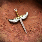 „Schwert mit Engelsflügeln“-Anhänger für Herren aus 925er Silber mit goldfarbenen Akzenten – handgefertigter Talisman für Stärke und Schutz, Skulpturenschmuck im Boho-Stil | Art Diva