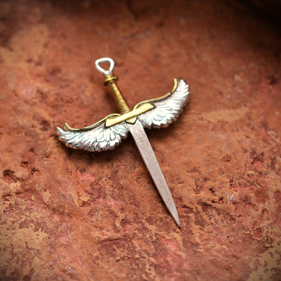 „Schwert mit Engelsflügeln“-Anhänger für Herren aus 925er Silber mit goldfarbenen Akzenten – handgefertigter Talisman für Stärke und Schutz, Skulpturenschmuck im Boho-Stil | Art Diva