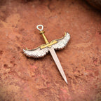 „Schwert mit Engelsflügeln“-Anhänger für Herren aus 925er Silber mit goldfarbenen Akzenten – handgefertigter Talisman für Stärke und Schutz, Skulpturenschmuck im Boho-Stil | Art Diva