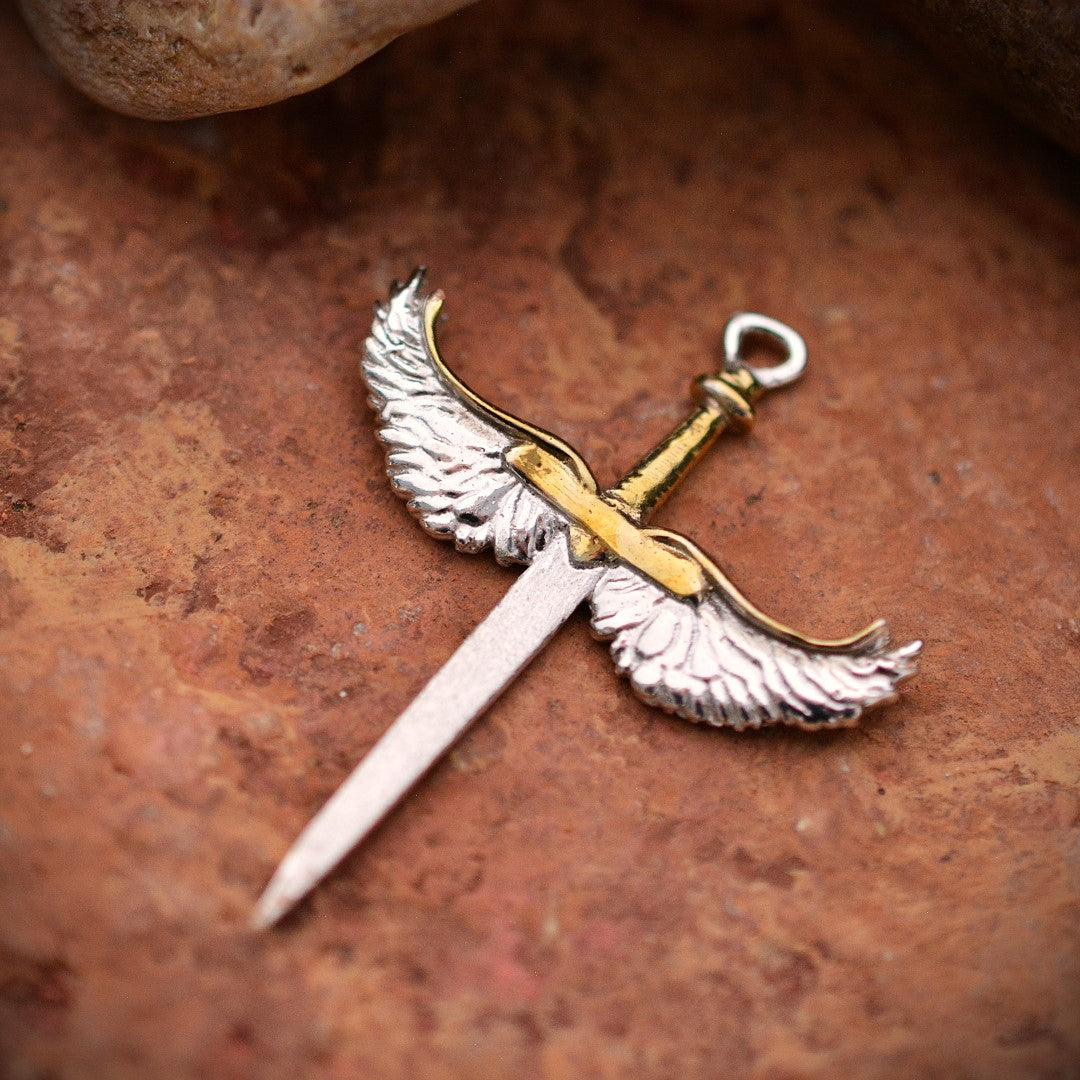 „Schwert mit Engelsflügeln“-Anhänger für Herren aus 925er Silber mit goldfarbenen Akzenten – handgefertigter Talisman für Stärke und Schutz, Skulpturenschmuck im Boho-Stil | Art Diva