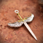 „Schwert mit Engelsflügeln“-Anhänger für Herren aus 925er Silber mit goldfarbenen Akzenten – handgefertigter Talisman für Stärke und Schutz, Skulpturenschmuck im Boho-Stil | Art Diva