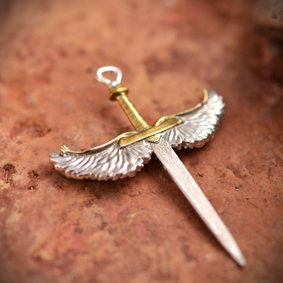 „Schwert mit Engelsflügeln“-Anhänger für Herren aus 925er Silber mit goldfarbenen Akzenten – handgefertigter Talisman für Stärke und Schutz, Skulpturenschmuck im Boho-Stil | Art Diva