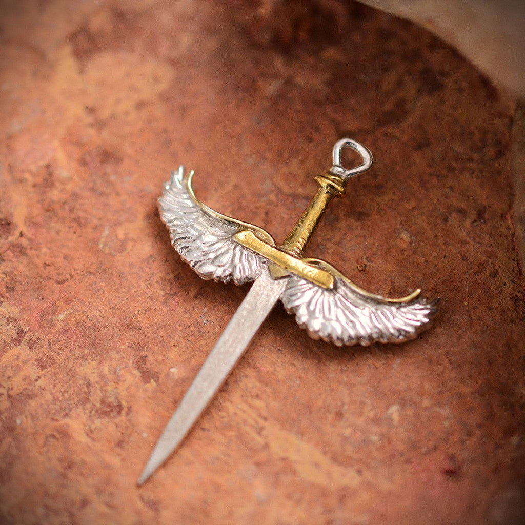 „Schwert mit Engelsflügeln“-Anhänger für Herren aus 925er Silber mit goldfarbenen Akzenten – handgefertigter Talisman für Stärke und Schutz, Skulpturenschmuck im Boho-Stil | Art Diva