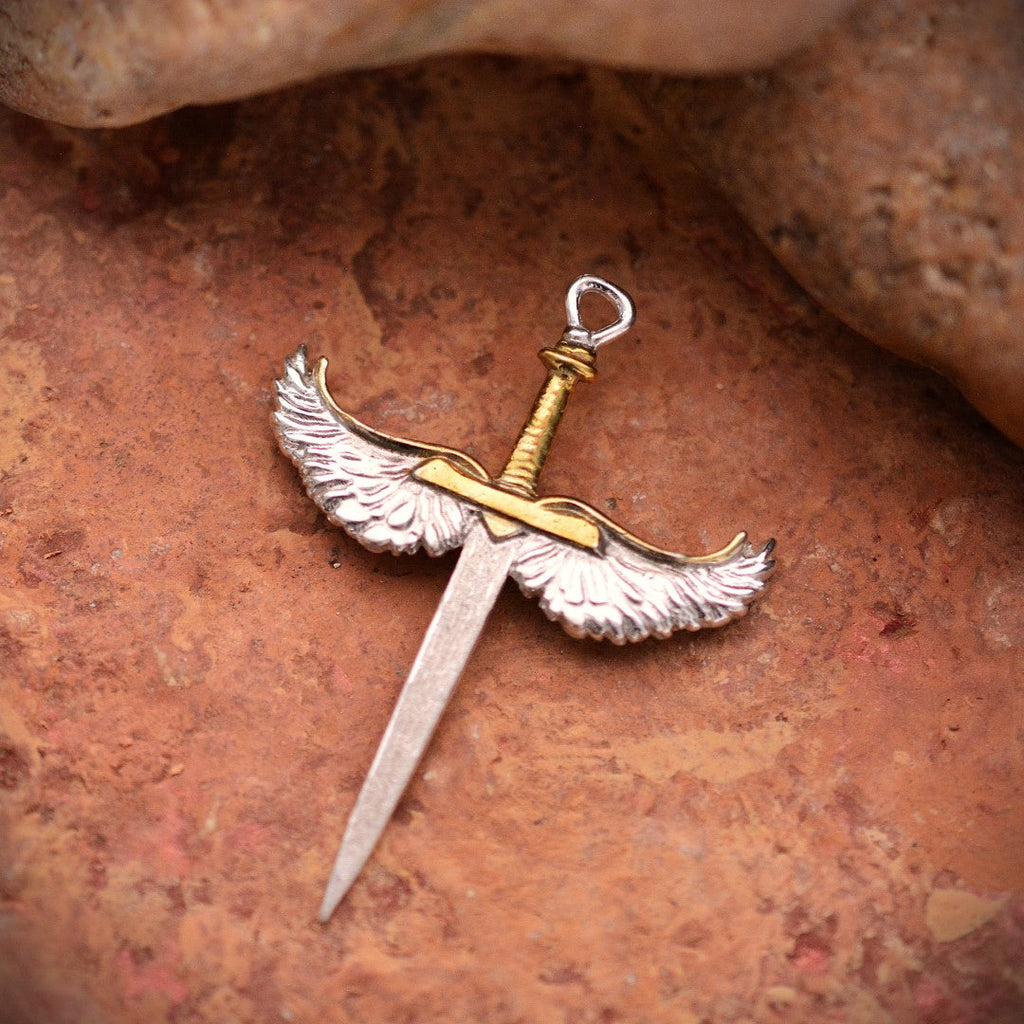 „Schwert mit Engelsflügeln“-Anhänger für Herren aus 925er Silber mit goldfarbenen Akzenten – handgefertigter Talisman für Stärke und Schutz, Skulpturenschmuck im Boho-Stil | Art Diva