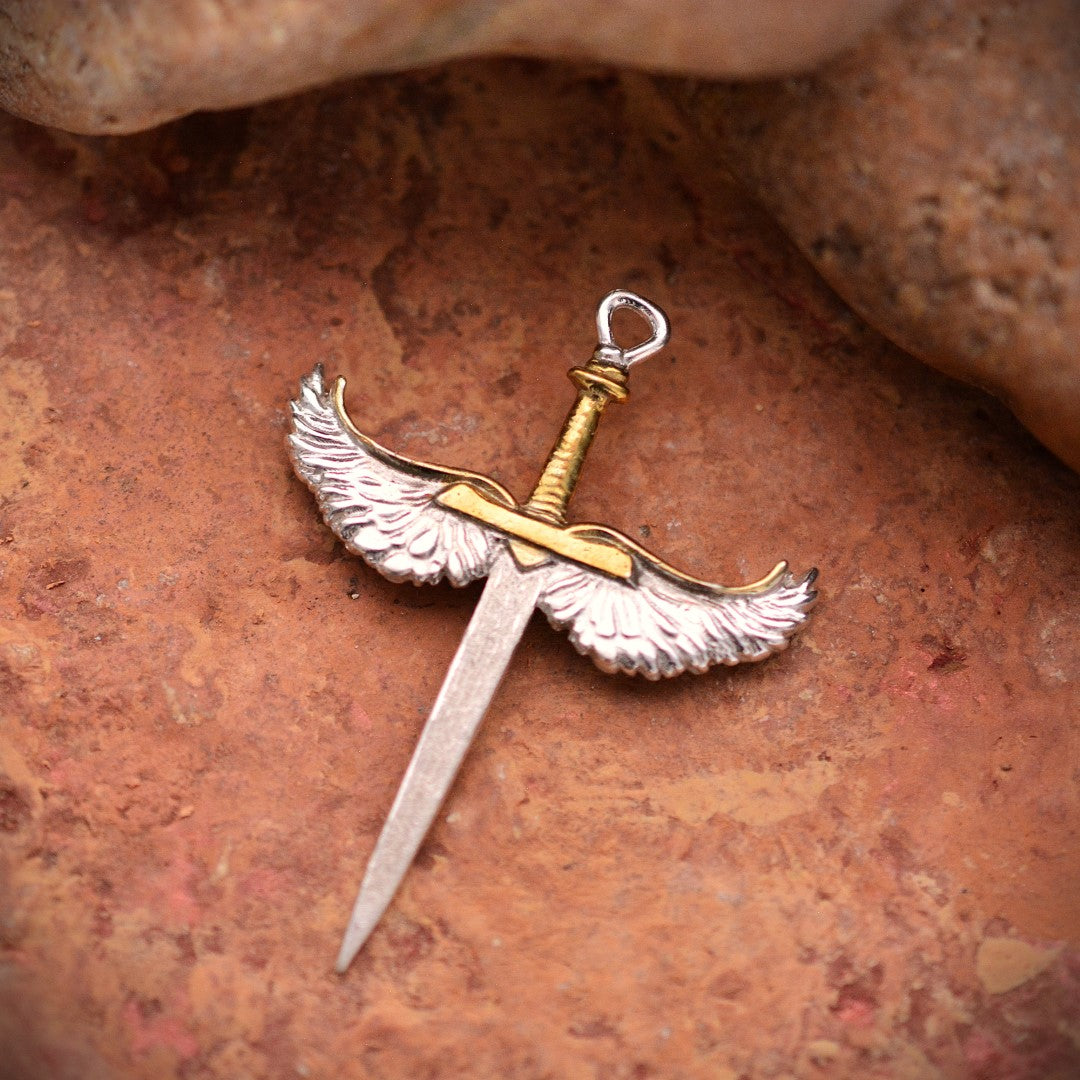 „Schwert mit Engelsflügeln“-Anhänger für Herren aus 925er Silber mit goldfarbenen Akzenten – handgefertigter Talisman für Stärke und Schutz, Skulpturenschmuck im Boho-Stil | Art Diva