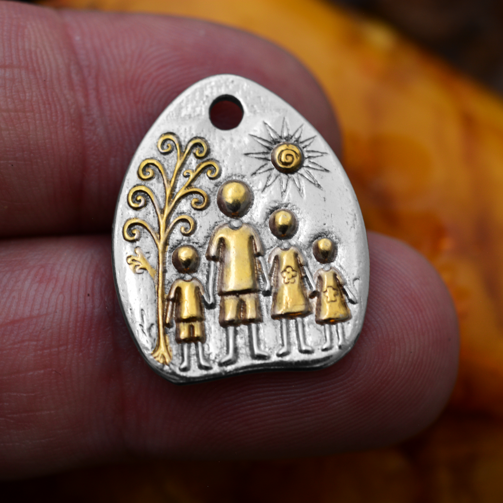 „Familie“-Anhänger aus 925er Silber mit goldenen Akzenten – handgefertigter Talisman für Liebe und Schutz, skulpturaler Schmuck im Boho-Rustik-Stil | Art Diva