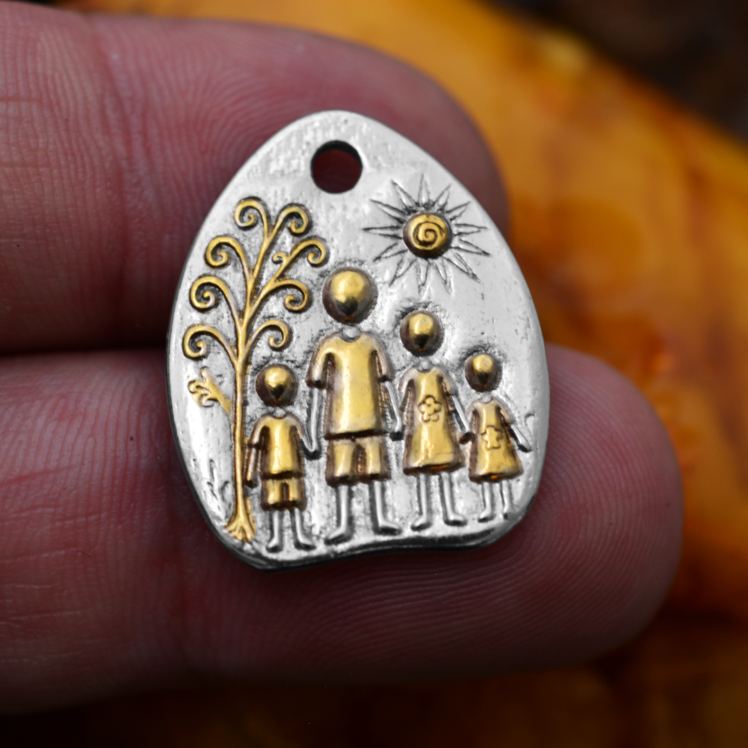 „Familie“-Anhänger aus 925er Silber mit goldenen Akzenten – handgefertigter Talisman für Liebe und Schutz, skulpturaler Schmuck im Boho-Rustik-Stil | Art Diva