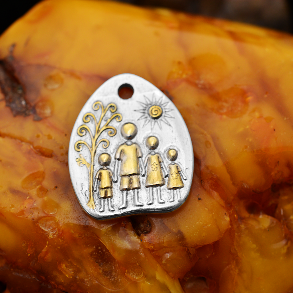 „Familie“-Anhänger aus 925er Silber mit goldenen Akzenten – handgefertigter Talisman für Liebe und Schutz, skulpturaler Schmuck im Boho-Rustik-Stil | Art Diva