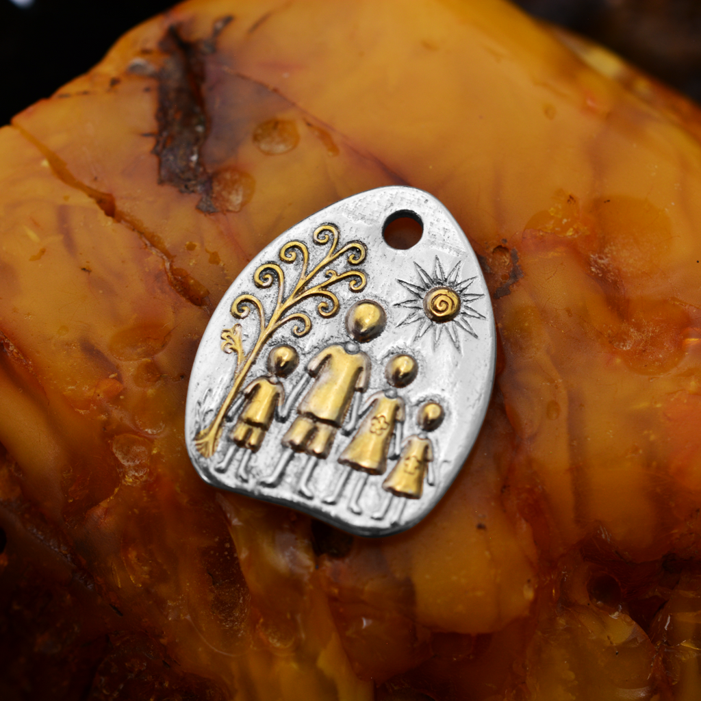 „Familie“-Anhänger aus 925er Silber mit goldenen Akzenten – handgefertigter Talisman für Liebe und Schutz, skulpturaler Schmuck im Boho-Rustik-Stil | Art Diva
