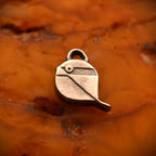 „Spätzchen“-Anhänger aus 925er Silber – oxidierter Talisman für Freiheit, Leichtigkeit und Wärme, handgefertigter Skulpturenschmuck im Boho- und rustikalen Stil | Art Diva
